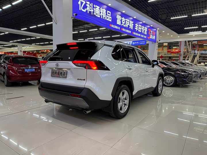 Фото 5 - Toyota RAV4