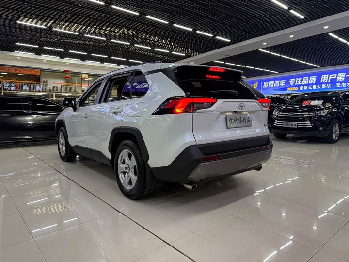 Фото 6 - Toyota RAV4