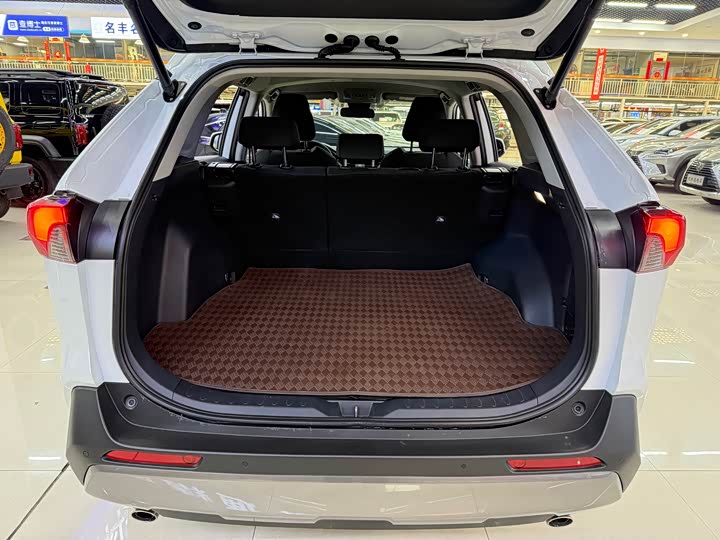 Фото 7 - Toyota RAV4