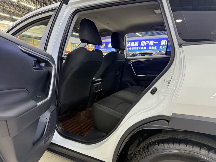 Фото 9 - Toyota RAV4