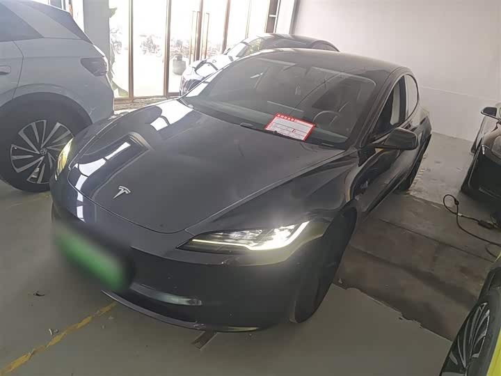 Фото 1 - Tesla Model 3