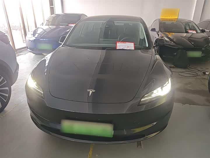 Фото 3 - Tesla Model 3