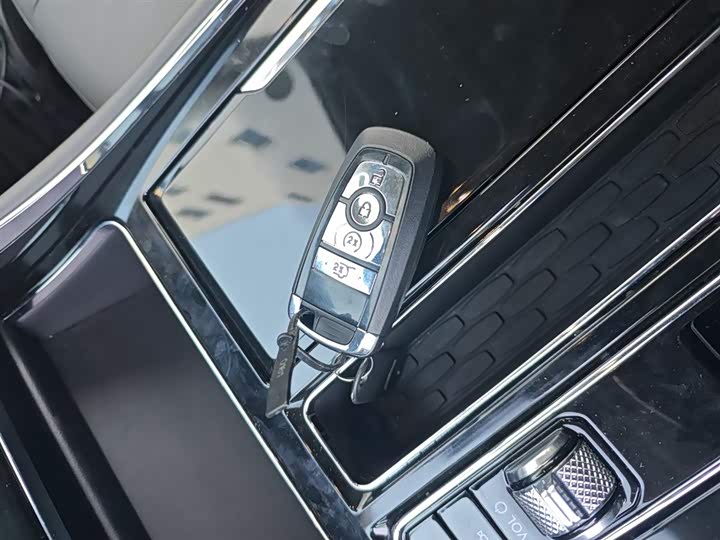 Фото 9 - Lincoln Aviator