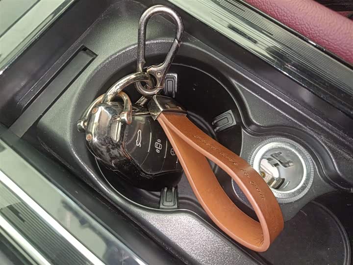 Фото 9 - Hongqi H5