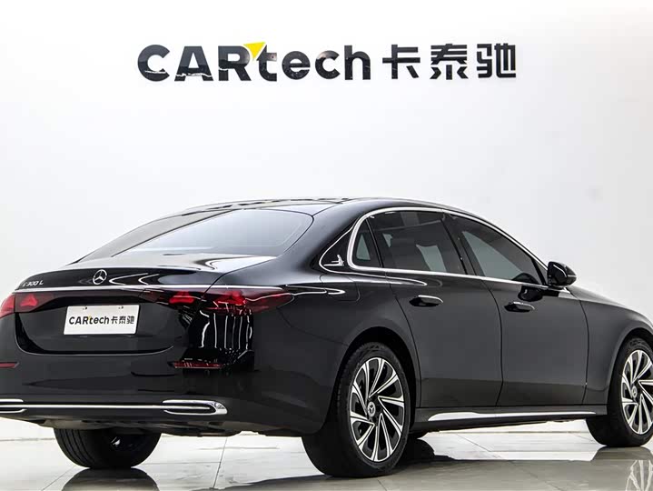 Фото 4 - Mercedes-Benz E-Class