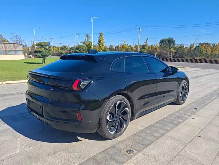 Фото 8 - Zeekr 001