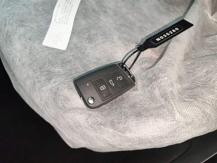 Фото 9 - Volkswagen Passat Hybrid