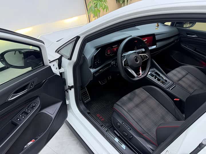 Фото 7 - Volkswagen Golf GTI