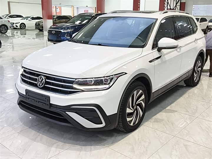 Фото 2 - Volkswagen Tiguan L Pro