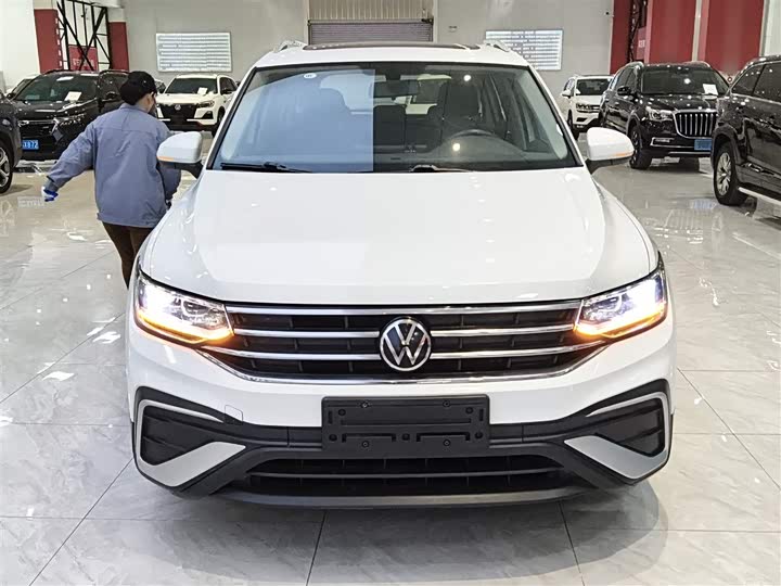 Фото 3 - Volkswagen Tiguan L Pro