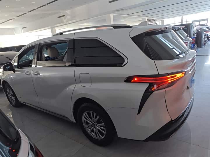 Фото 5 - Toyota Sienna