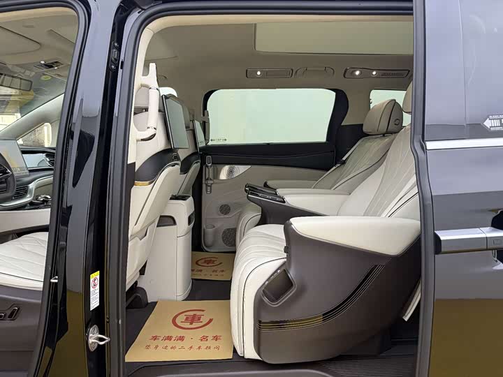 Фото 7 - Denza D9