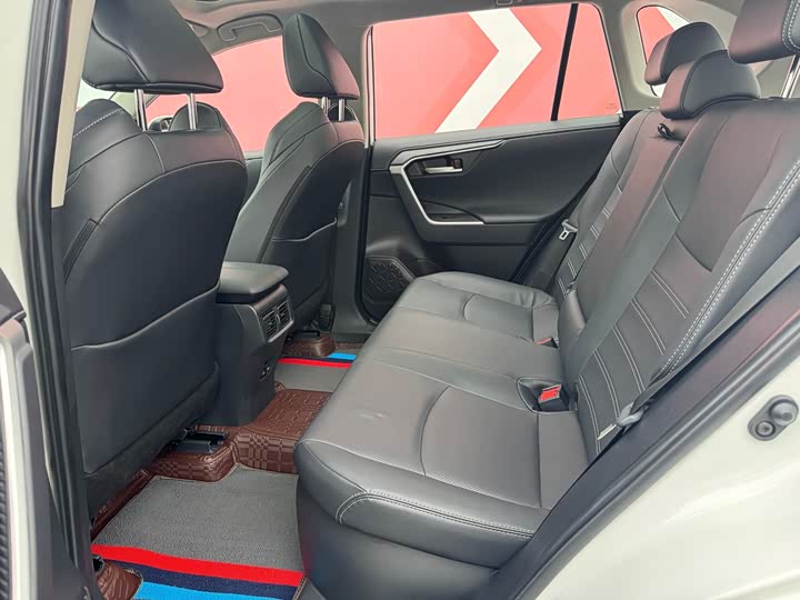 Фото 9 - Toyota Wildlander