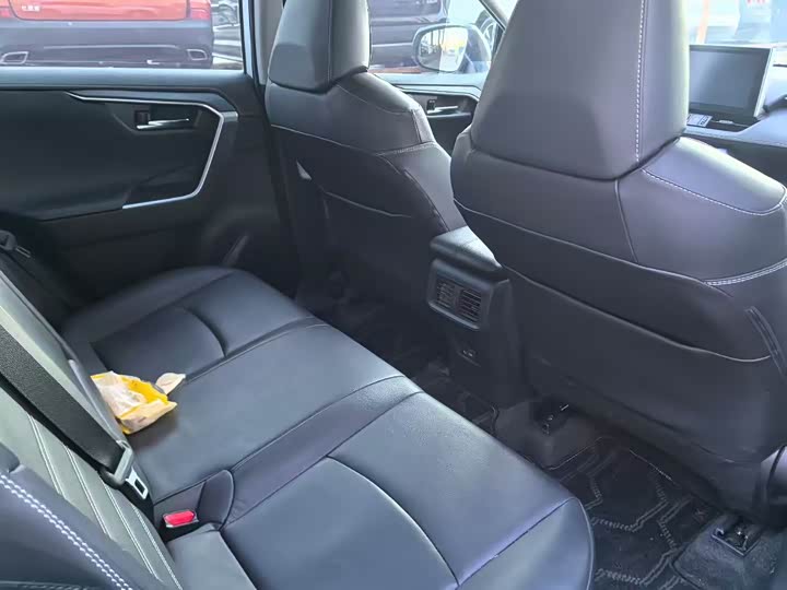 Фото 4 - Toyota RAV4