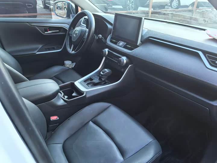 Фото 5 - Toyota RAV4