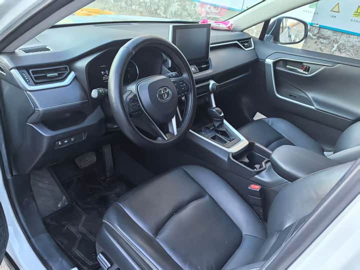 Фото 6 - Toyota RAV4