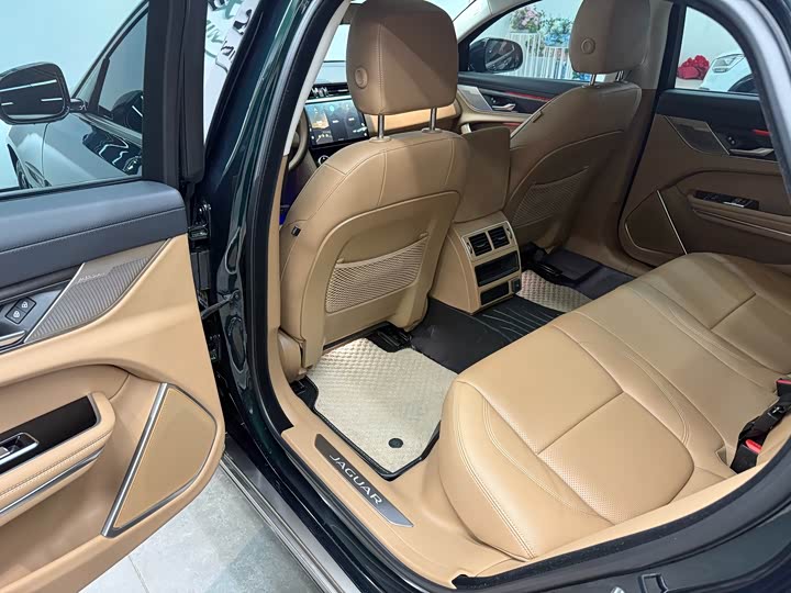 Фото 8 - Jaguar XF L