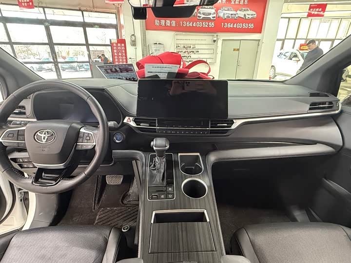 Фото 7 - Toyota Sienna