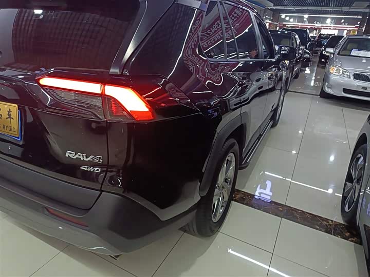 Фото 8 - Toyota RAV4