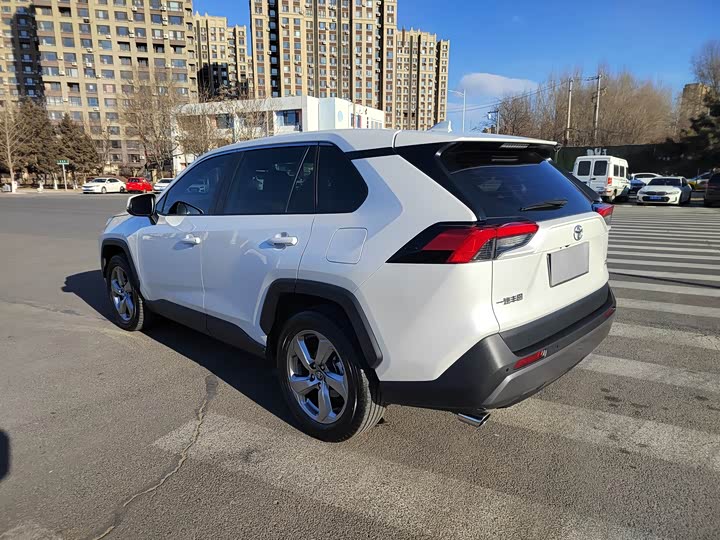 Фото 6 - Toyota RAV4