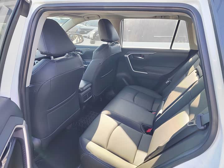 Фото 9 - Toyota RAV4