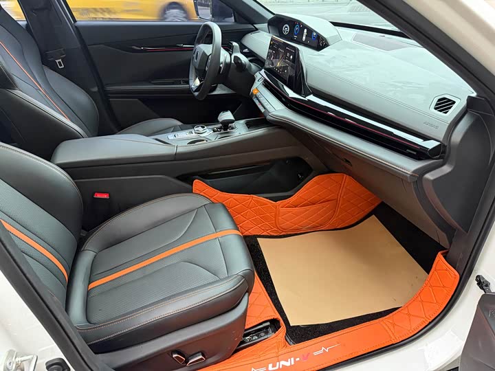 Фото 8 - Changan UNI-V