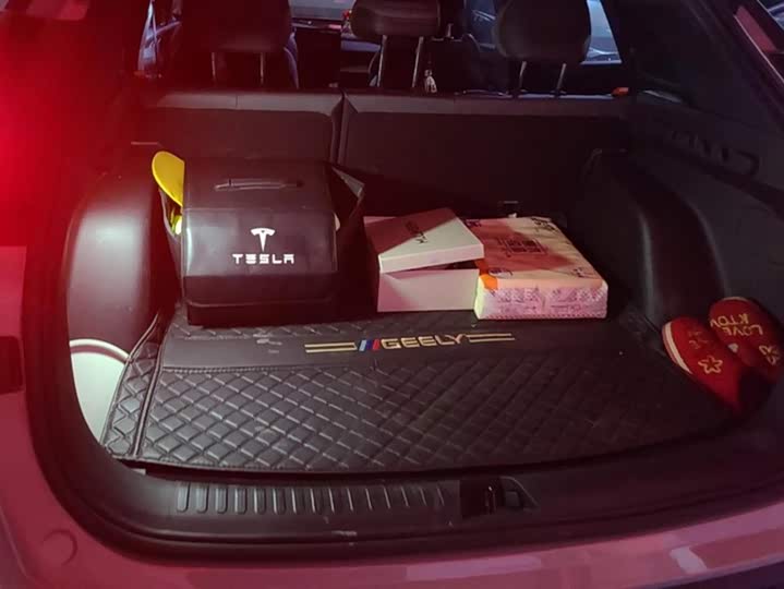 Фото 4 - Geely Atlas