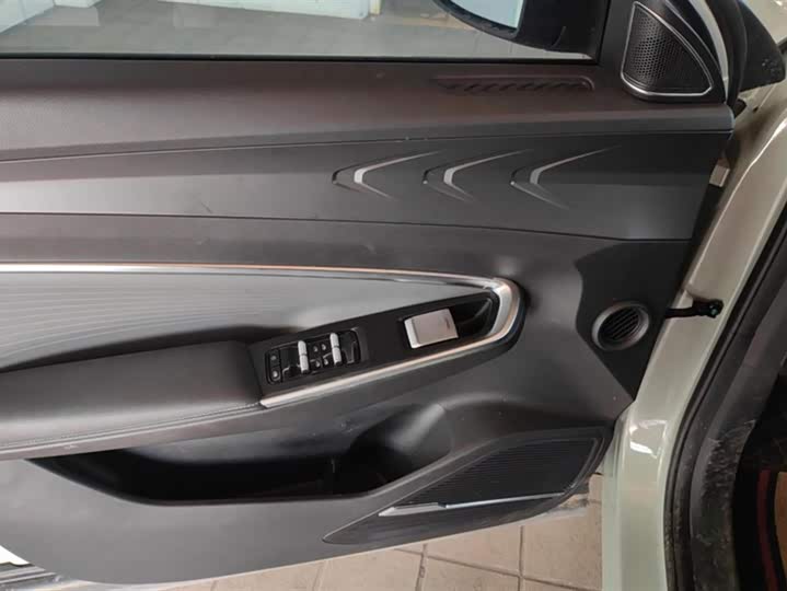 Фото 7 - Geely Atlas