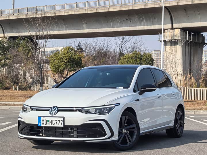 Фото 1 - Volkswagen Golf