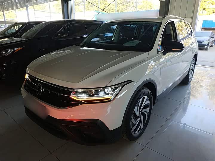 Фото 2 - Volkswagen Tiguan L Pro