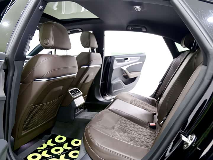 Фото 9 - Audi A7L