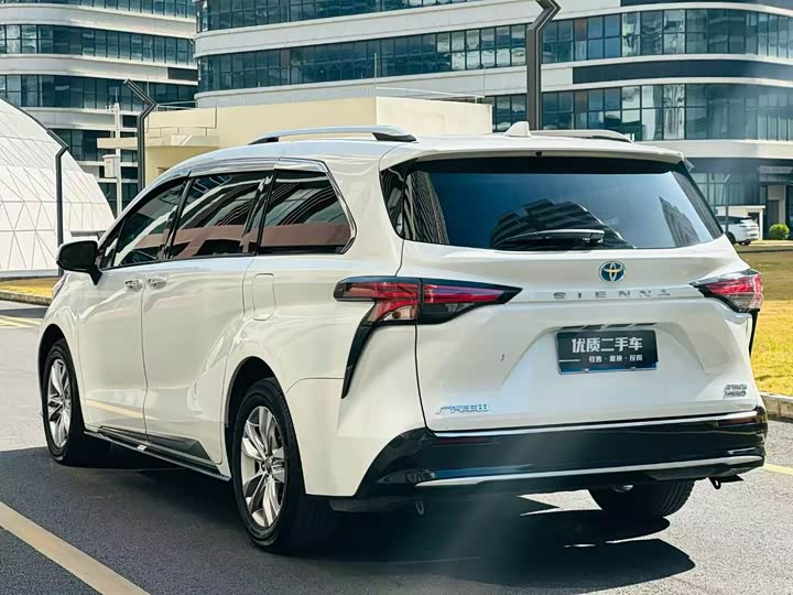 Фото 7 - Toyota Sienna