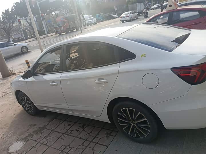 Фото 5 - Roewe i5