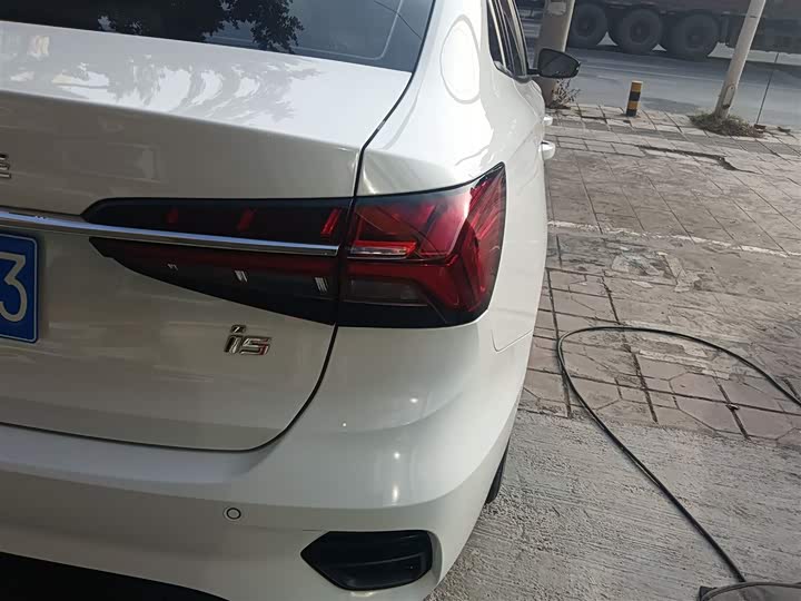 Фото 8 - Roewe i5