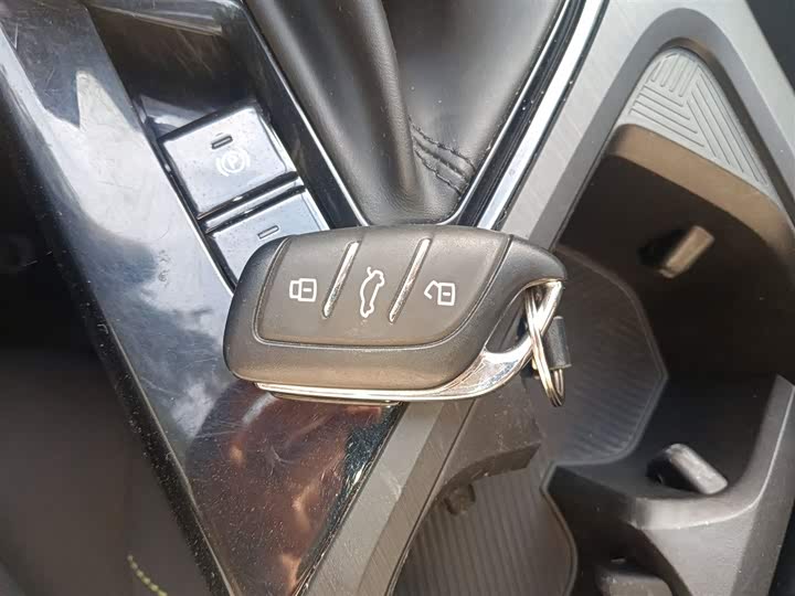 Фото 9 - Roewe i5