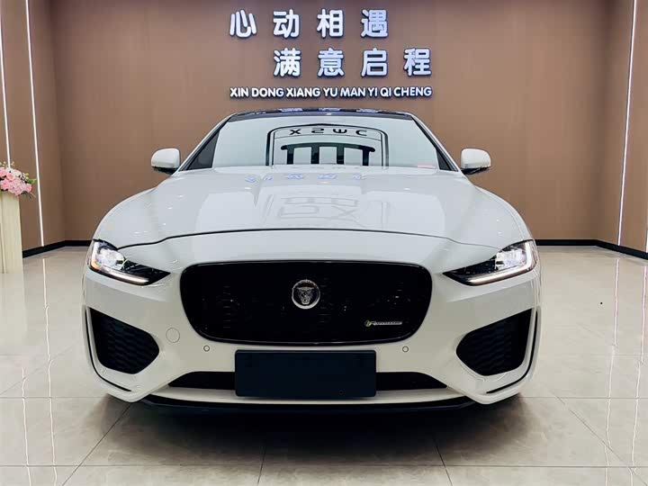 Фото 3 - Jaguar XE L