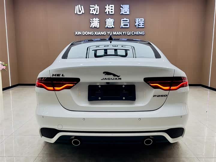Фото 8 - Jaguar XE L