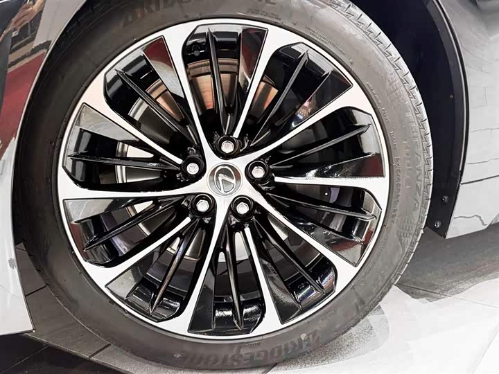 Фото 9 - Lexus LS