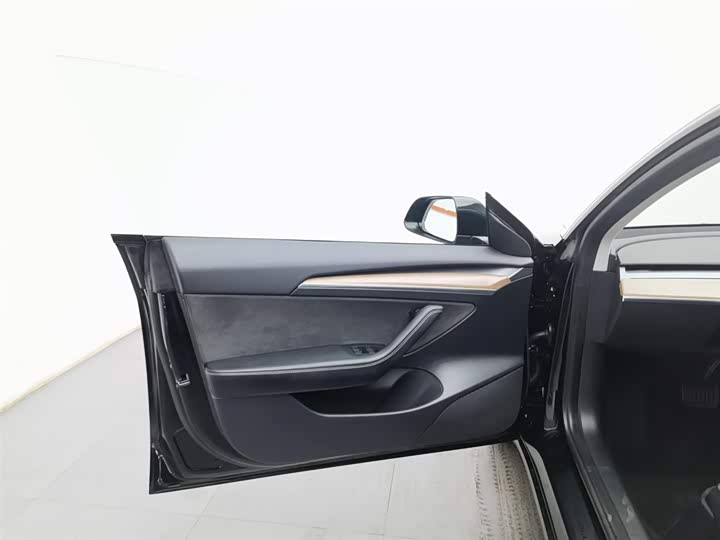 Фото 8 - Tesla Model 3