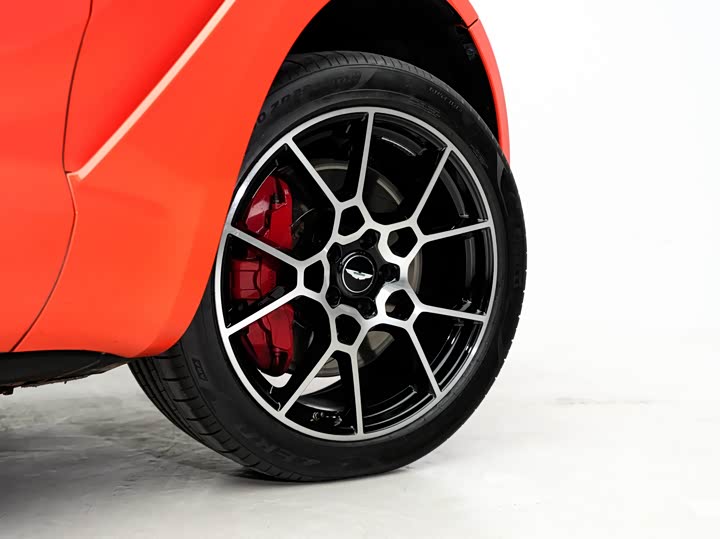 Фото 4 - Aston Martin DBX