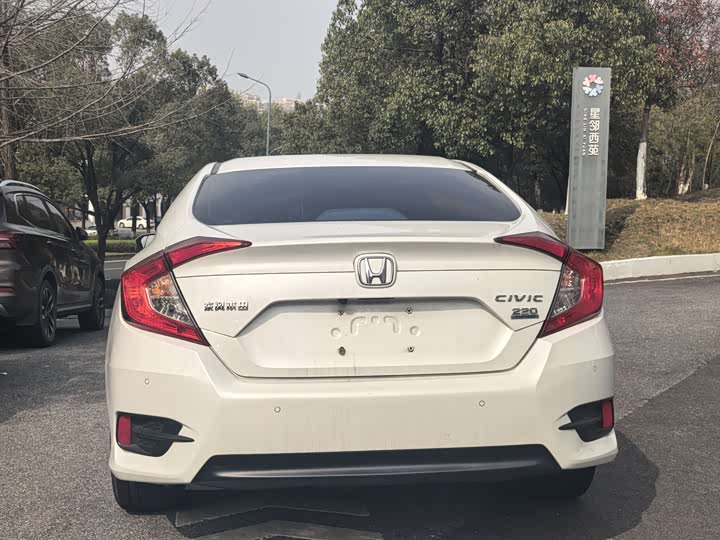 Фото 8 - Honda Civic