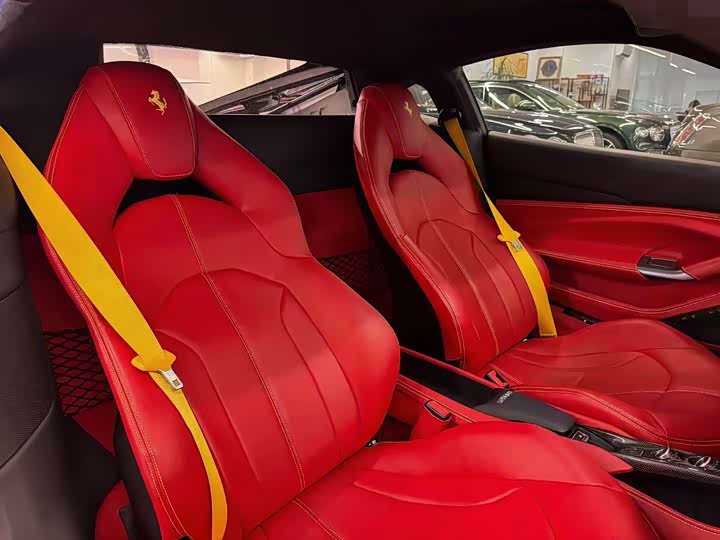 Фото 3 - Ferrari F8