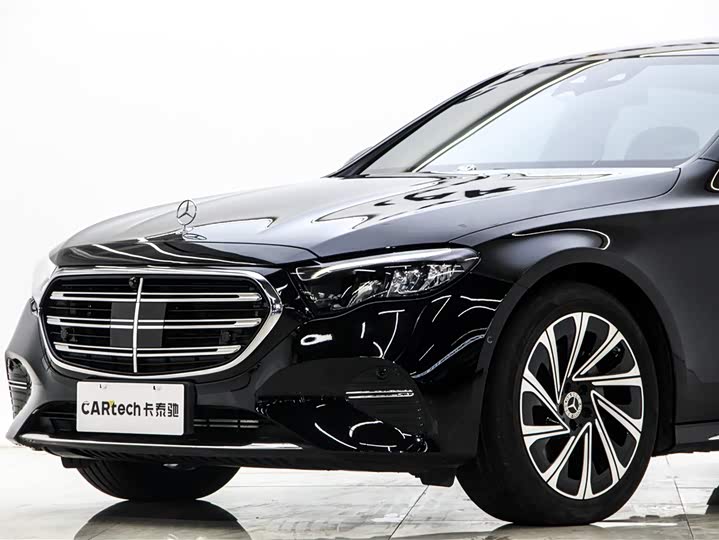 Фото 4 - Mercedes-Benz E-Class