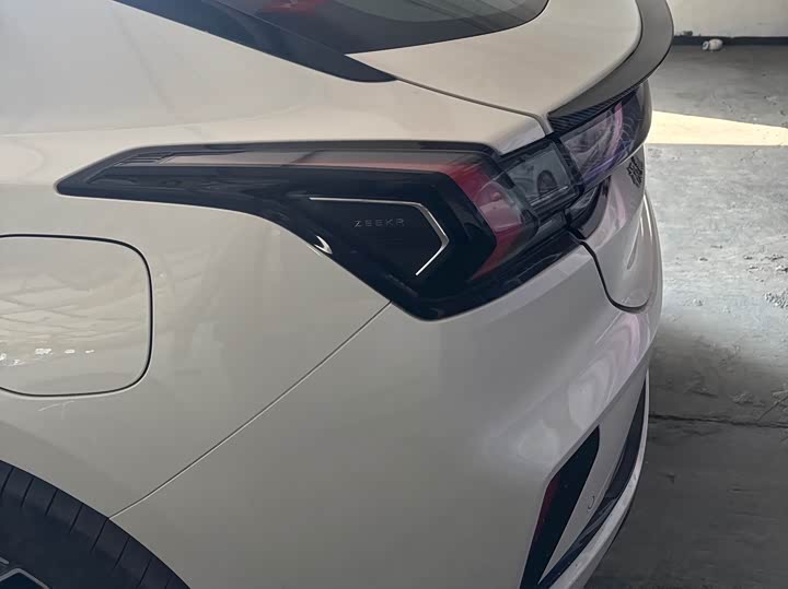 Фото 6 - Zeekr 001