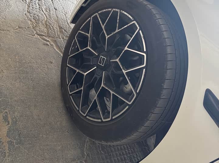 Фото 7 - Zeekr 001