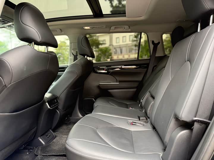 Фото 8 - Toyota Highlander