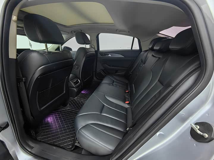 Фото 8 - Hongqi H5