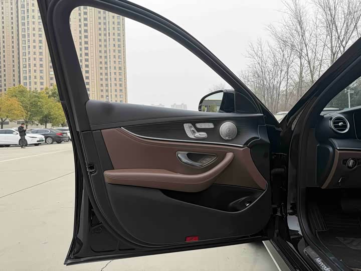 Фото 7 - Mercedes-Benz E-Class