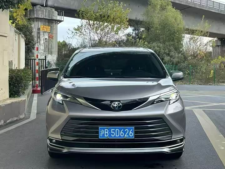 Фото 1 - Toyota Sienna