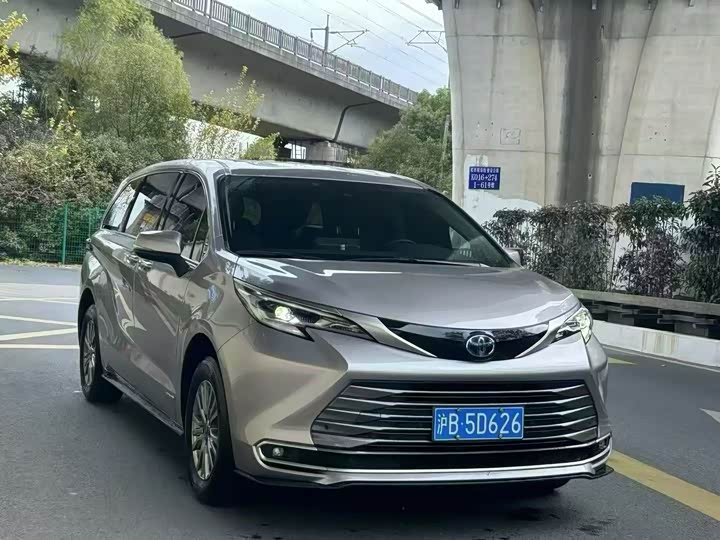 Фото 3 - Toyota Sienna